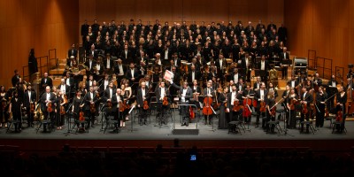 Lukas Borowicz sostiene la partitura de "Akelarre" durante los aplausos tras la interpretación. 